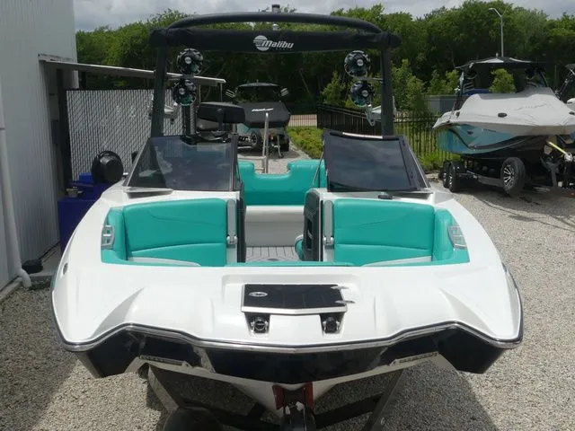 Slide: The Image of Malibu Wakesetter 22 MXZ 2019 - 18
