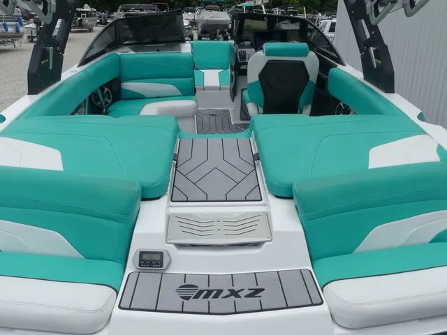 Slide: The Image of Malibu Wakesetter 22 MXZ 2019 - 21