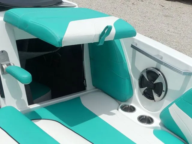 Slide: The Image of Malibu Wakesetter 22 MXZ 2019 - 34