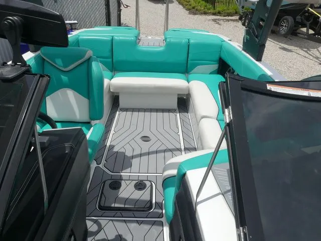 Slide: The Image of Malibu Wakesetter 22 MXZ 2019 - 35