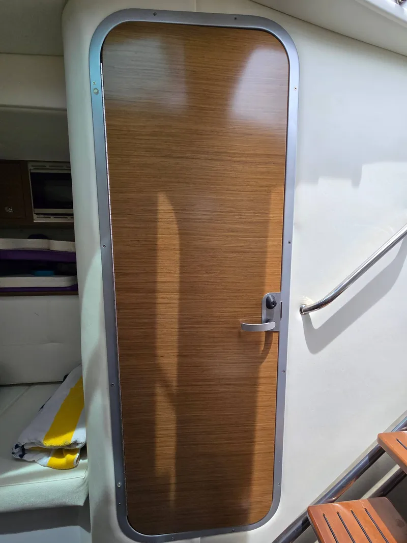Slide: The Image of Wooden door on a 2021 Cruisers Yachts 338. - 33