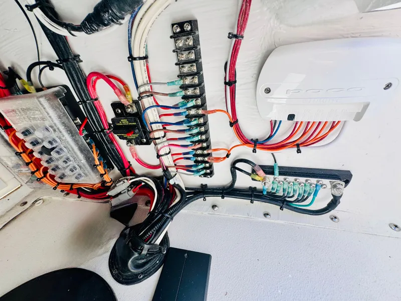 Slide: The Image of Electrical wiring in a Vtech 18' Flats boat, model year 2027. - 22