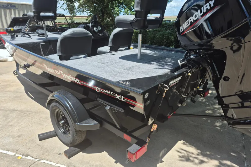 Slide: The Image of Tracker Bass Tracker Classic XL 2026 - 15