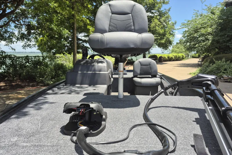 Slide: The Image of Tracker Bass Tracker Classic XL 2026 - 17
