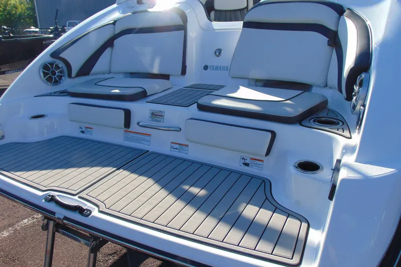 Slide: The Image of 2020 Yamaha Boats 242SE swim platform with cushioned seating and cup holders. - 6
