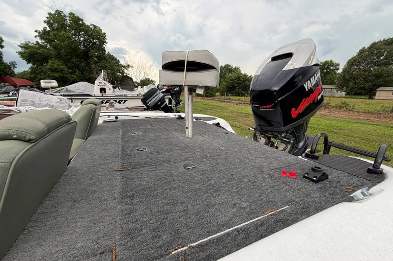 Slide: The Image of 2001 Triton Tr-19 boat with Yamaha VMAX engine, parked outdoors on grassy area. - 4
