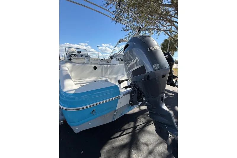 Slide: The Image of 2019 Hurricane SunDeck Sport CC 231 OB boat with Yamaha 150 outboard motor. - 4