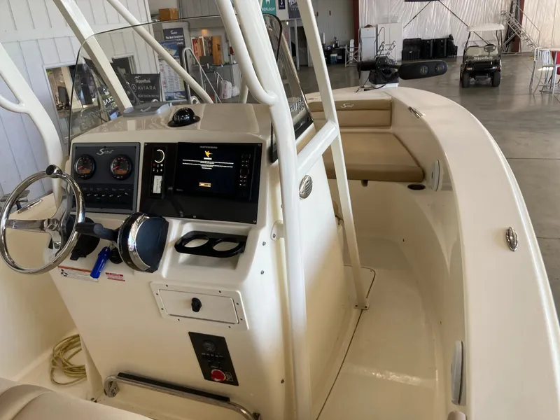 Slide: The Image of Scout 195 Sportfish 2019 - 11