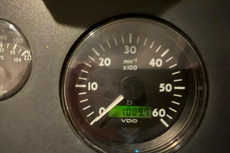 Slide: The Image of Tachometer of 2004 Tiara Yachts 3200 Open displaying 1009.7 RPM. - 6