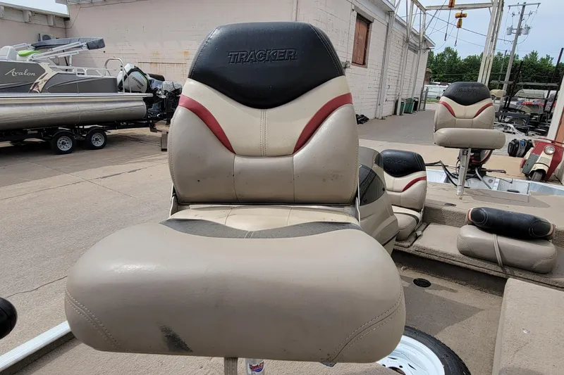 Slide: The Image of 2003 Tracker Pro Team 165 boat seats in a marina setting. - 26