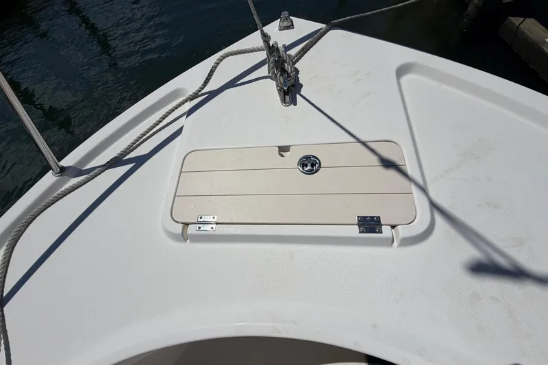 Slide: The Image of 2006 Parker 23SE Center Console boat deck with hatch and mooring lines. - 29