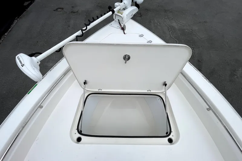 Slide: The Image of Open hatch on 2019 ShearWater 25 LTZ boat deck with trolling motor. - 33
