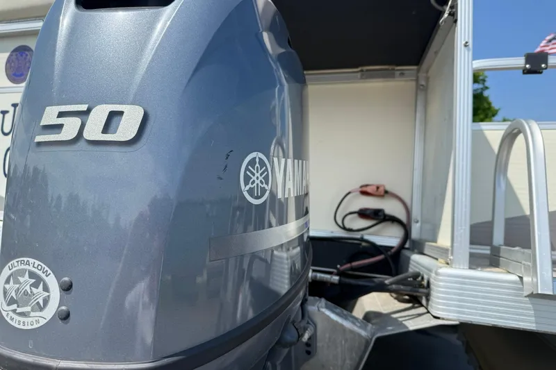 Slide: The Image of Yamaha 50 horsepower outboard motor on a 2005 Bennington 2075RL boat. - 4