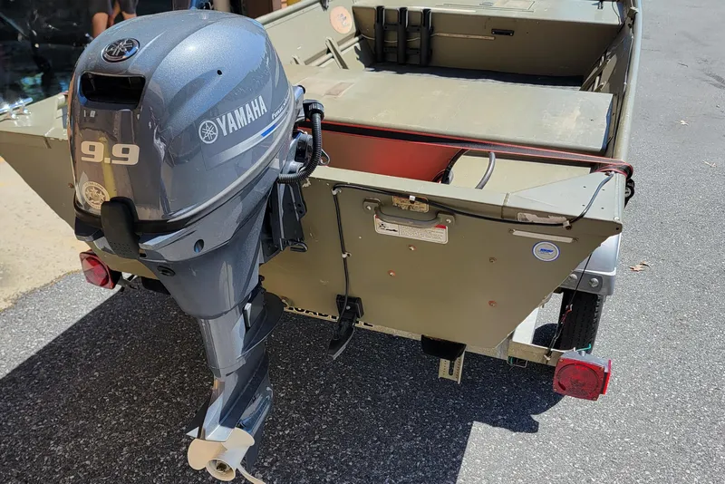 Slide: The Image of 2015 Tracker Topper 1542 LW Riveted Jon boat with Yamaha 9.9 outboard motor. - 6