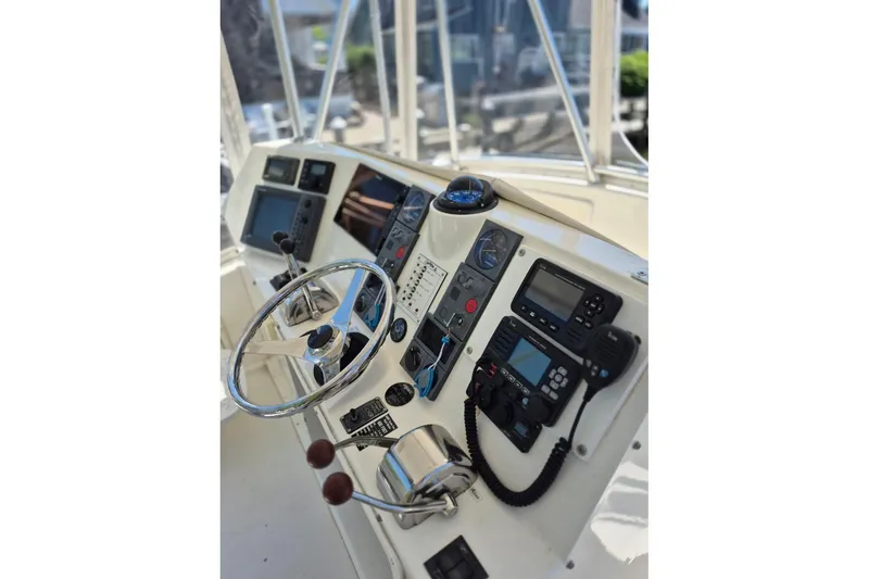 Slide: The Image of Helm of 2003 Henriques 35 Sportfisherman with navigation and communication equipment. - 9