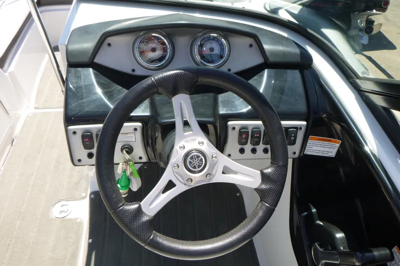 Slide: The Image of Steering wheel and dashboard of a 2014 Yamaha Boats AR192. - 8