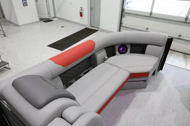 Slide: The Image of South Bay 525 RS Hybrid Arch 2026 - 18