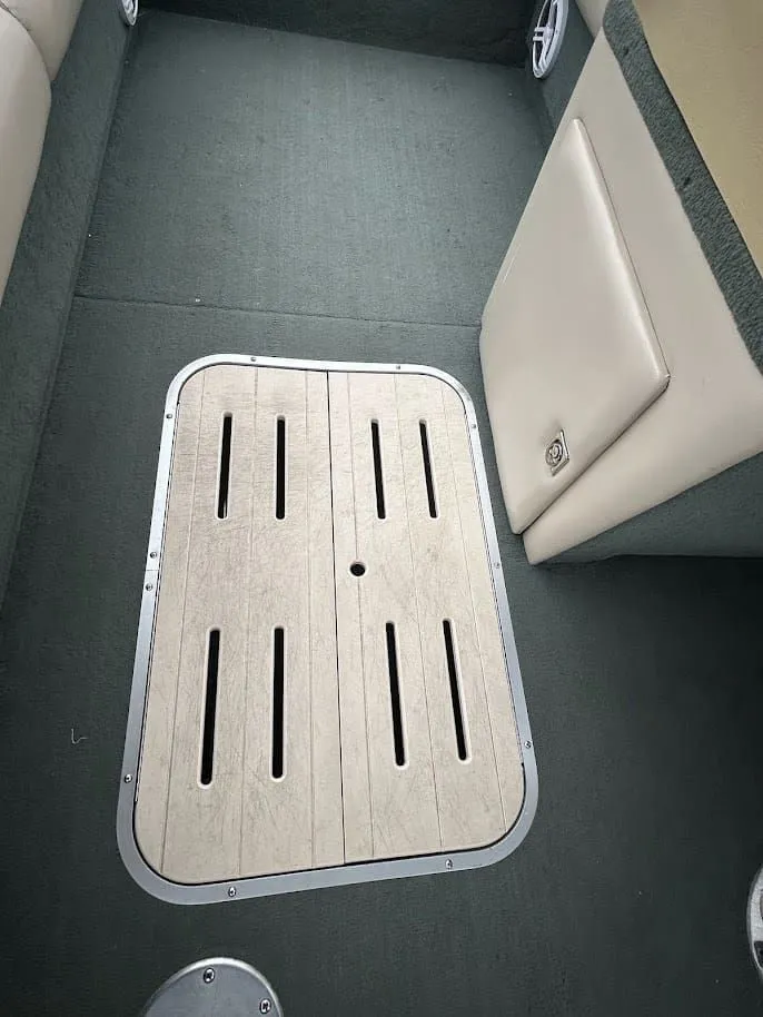 Slide: The Image of Interior of a 2001 Sun Tracker Party Deck boat. - 14