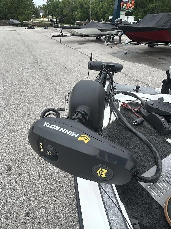 Slide: The Image of Minn Kota motor on a 1997 Champion 191 DC boat. - 11