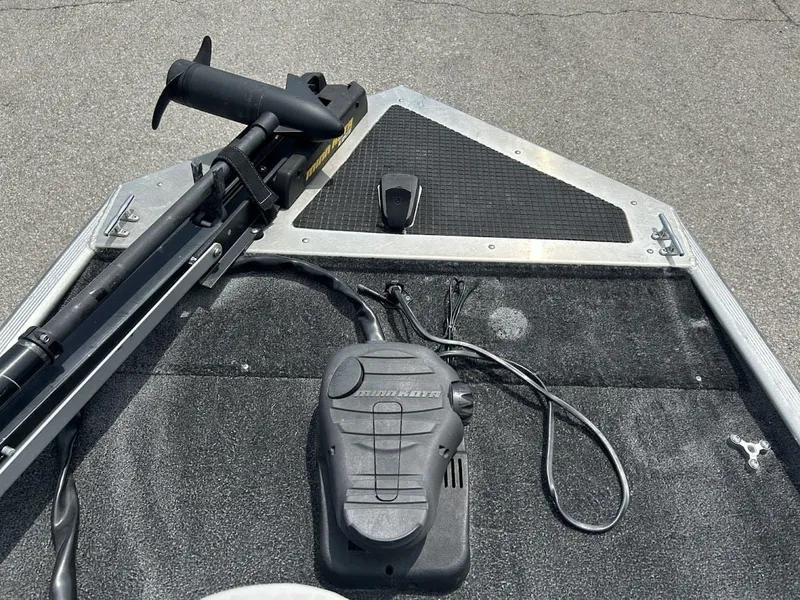 Slide: The Image of 2016 Tracker Pro 160 boat with Minn Kota trolling motor. - 11