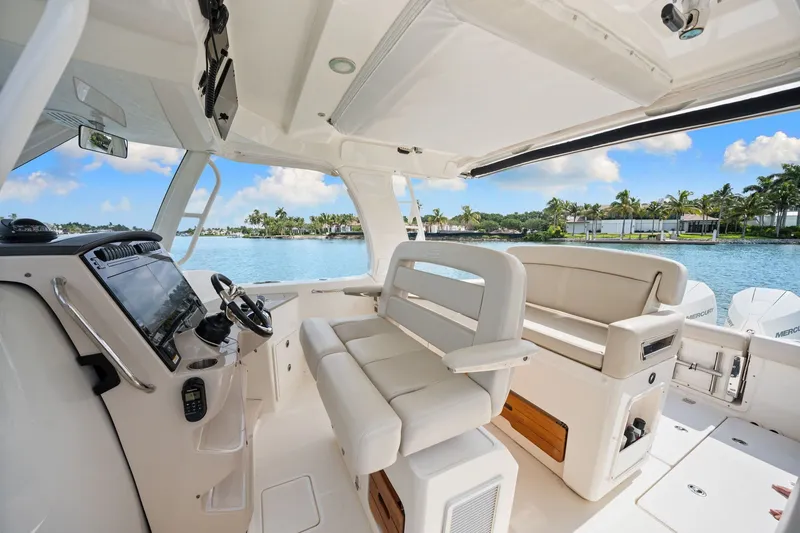 Slide: The Image of Boston Whaler 350 Realm 2020 - 51