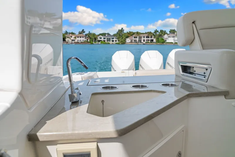 Slide: The Image of Boston Whaler 350 Realm 2020 - 54