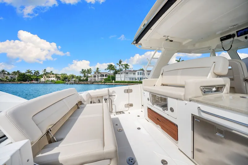 Slide: The Image of Boston Whaler 350 Realm 2020 - 42