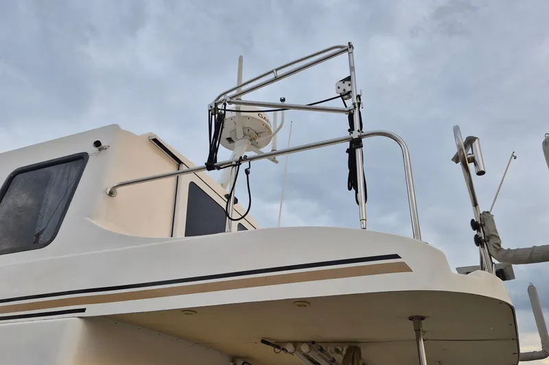 Slide: The Image of 2009 Endeavour 40 Skylounge boat with radar equipment against cloudy sky. - 49