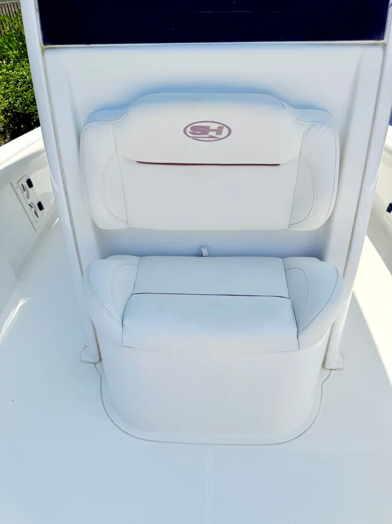 Slide: The Image of 2019 Sea Hunt BX 25 FS boat seat in white. - 8