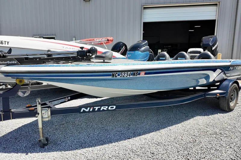 The Image of 2010 Nitro Z-7 boat on trailer, parked outside a building. - 1