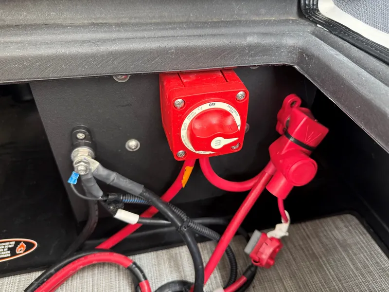 Slide: The Image of Battery switch in Harris Sunliner 230 boat, year 2021. - 18