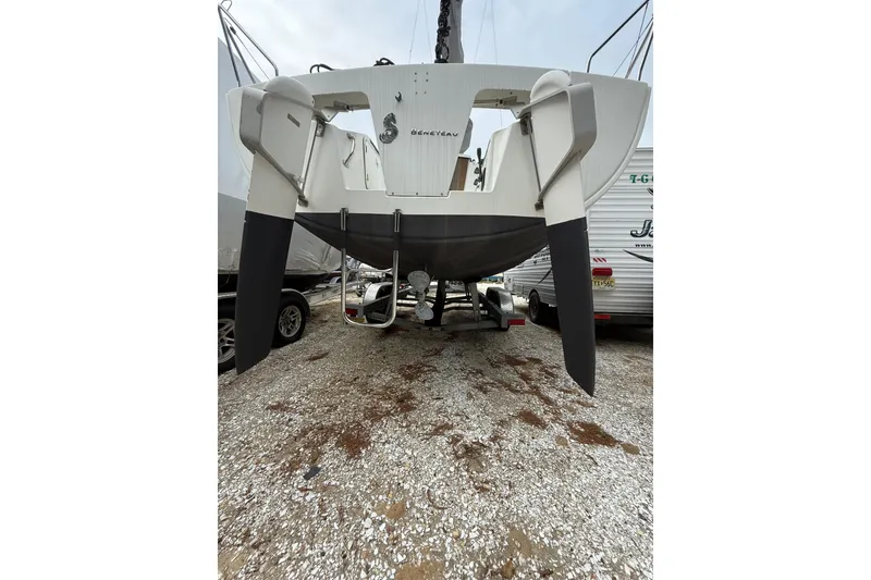The Image of 2014 Beneteau FIRST 25 S sailboat, rear view, on a gravel surface. - 8