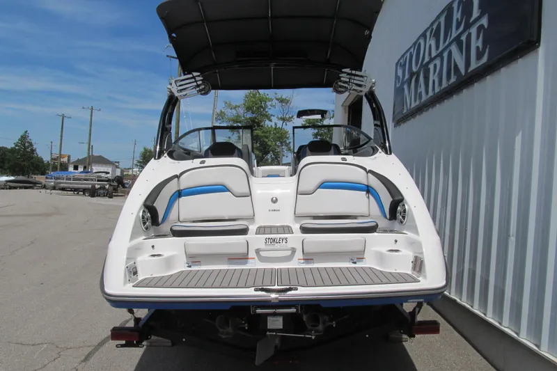 Slide: The Image of 2017 Yamaha Boats 242X E-Series at Stokley Marine, rear view. - 2