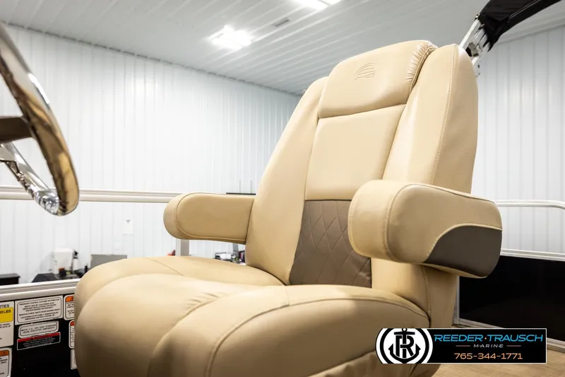 Slide: The Image of 2022 SUNTRACKER BASS BUGGY 18 DLX boat seat in a showroom setting. - 36