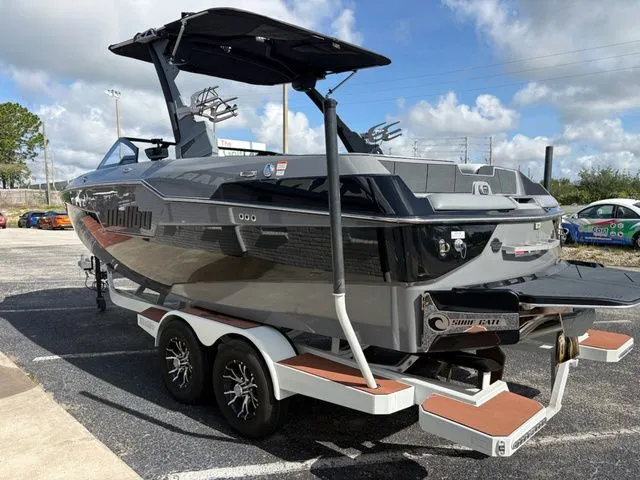 Slide: The Image of Malibu M220 2022 - 10