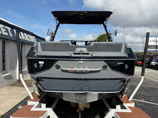 Slide: The Image of Malibu M220 2022 - 11