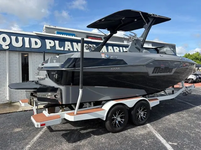 Slide: The Image of Malibu M220 2022 - 12