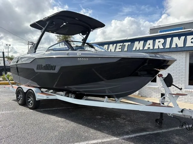 Slide: The Image of Malibu M220 2022 - 13