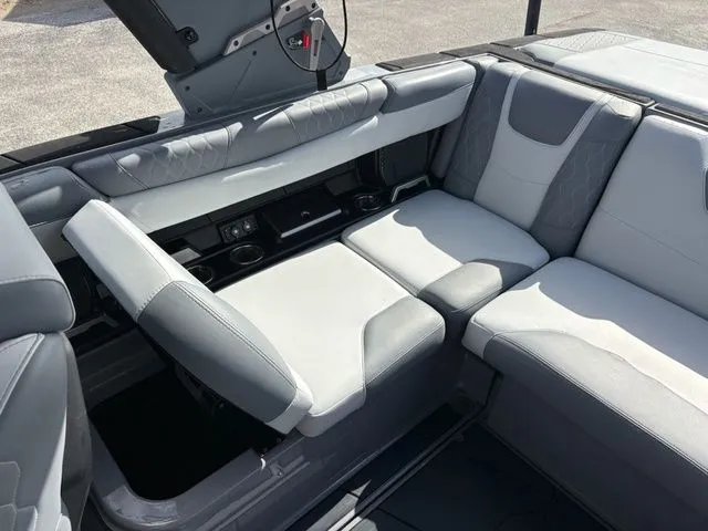 Slide: The Image of Malibu M220 2022 - 3