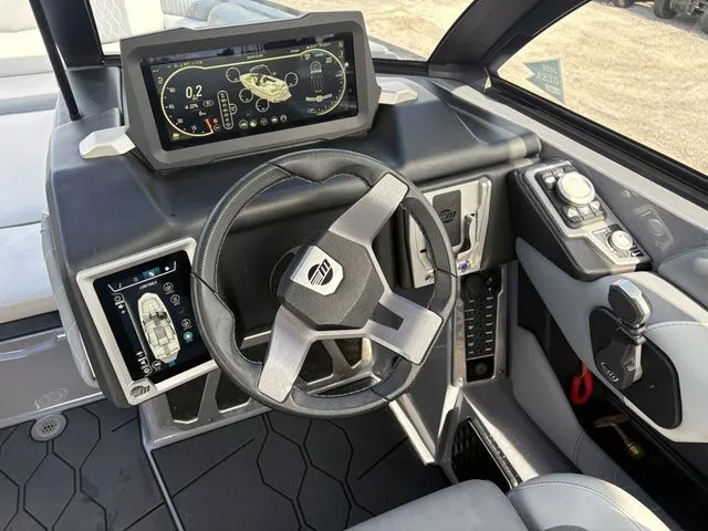 Slide: The Image of Malibu M220 2022 - 4