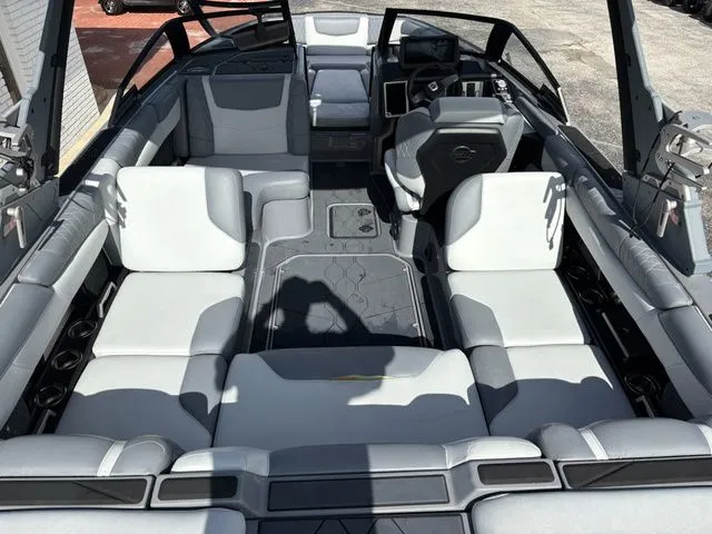 Slide: The Image of Malibu M220 2022 - 5
