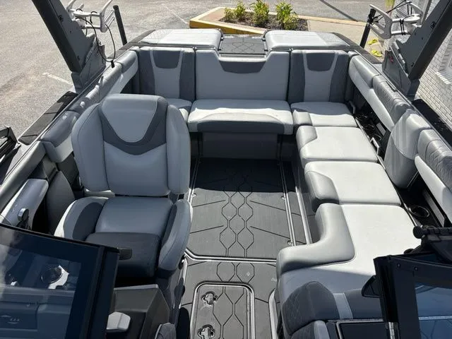 Slide: The Image of Malibu M220 2022 - 6