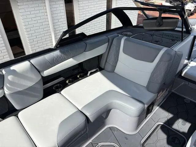 Slide: The Image of Malibu M220 2022 - 7