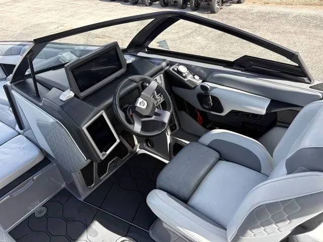 Slide: The Image of Malibu M220 2022 - 8