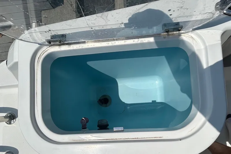 Slide: The Image of Livewell on a 2020 Wellcraft 222 Fisherman boat, open with clear water inside. - 9