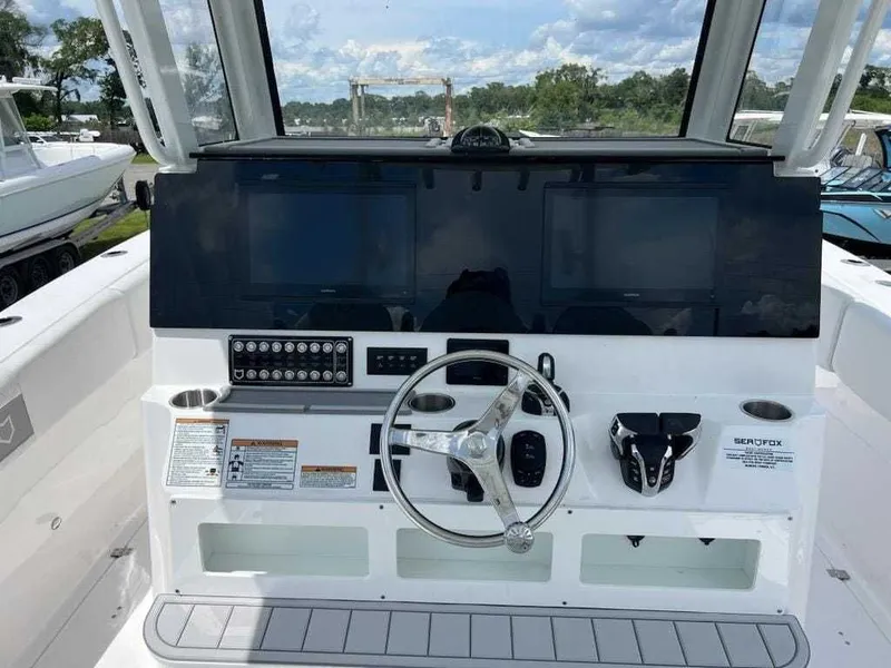 Slide: The Image of Sea Fox 328 Commander 2026 - 12