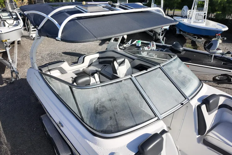 Slide: The Image of 2017 Yamaha Boats 242 Limited S E-Series with sleek design and spacious seating. - 7