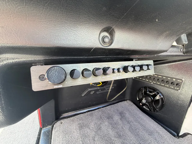 Slide: The Image of MB SPORTS B52 23 2015 audio control panel and speaker. - 32