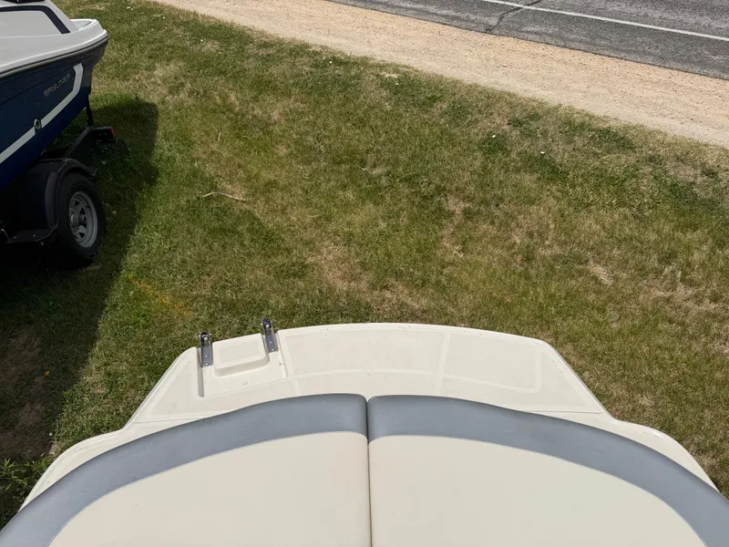 Slide: The Image of Rear view of a 2010 Sea Ray 185 SP/SS boat on grass. - 17