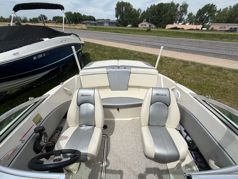 Slide: The Image of Interior of a 2010 Sea Ray 185 SP/SS boat with gray seats. - 29